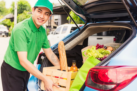 提供新鲜蔬菜食品和水果后车用木篮子装满送女顾客回家门口背景图片