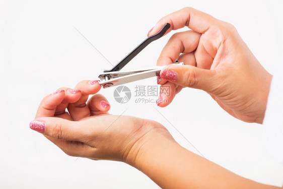 近的亚洲年轻女有工具用指甲剪图片