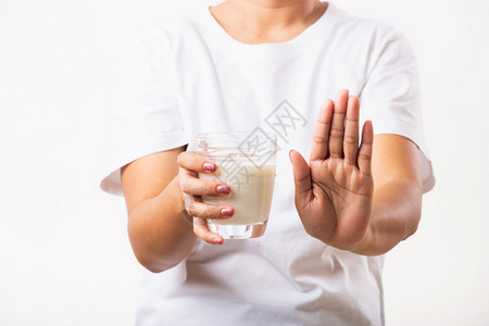 近身女举起手来制止杯握着玻璃牛奶她胃痛得要命乳糖不耐的良健康问题与奶制品不健康的问题图片
