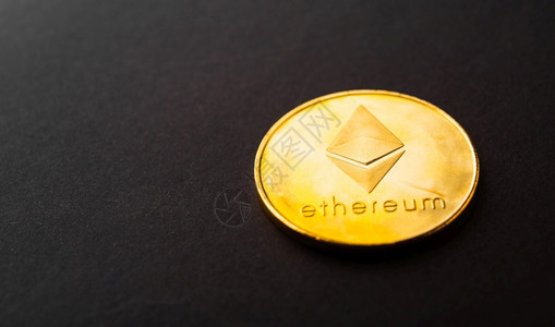 金化硬币或黑背景链和货币加密概念上的Eetherum网络交换图片