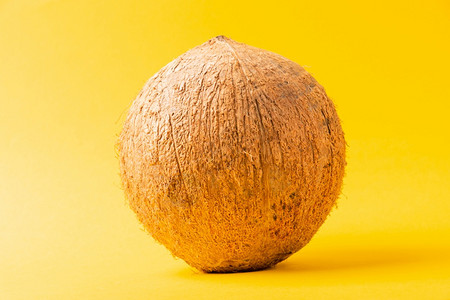 欢乐椰子日概念全摄影棚拍孤立的黄色背景热带水果图片