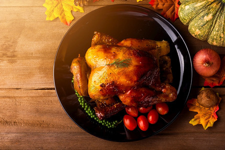 感恩节烤火鸡或肉和蔬菜圣诞晚餐宴食物装饰木桌背景摄影棚拍节日感恩概念图片