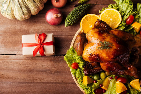 感恩节烤火鸡或和蔬菜圣诞晚宴最佳观赏圣诞晚宴食物木桌背景传统自家制作的食品装饰节日感恩快乐概念图片