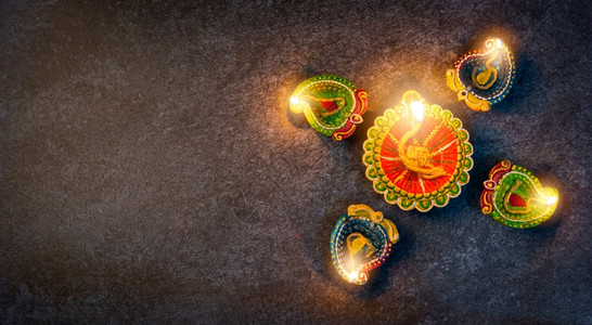 上方的天观粘土点燃了对Diya或油灯的火灾混凝土背景的摄影棚拍印度兰焦利教的装饰庆祝快乐迪帕瓦利或节的概念图片