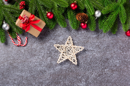 圣诞背景顶端视图边绿色松锥带Xmas装饰礼品盒和有文本复制空间的混凝土桌背景星新年日概念图片