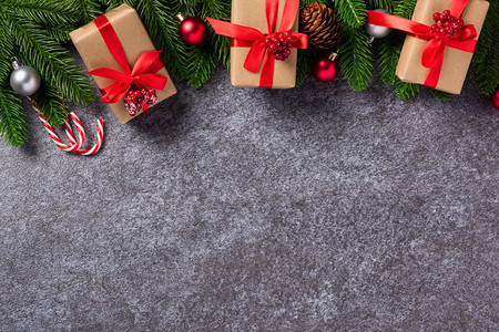 圣诞背景顶视图边绿松锥Fir树枝带有Xmas装饰和礼品盒放在混凝土桌背景上有文本复制空间新年快乐日概念图片