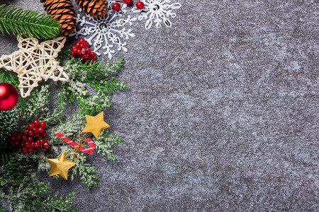 新年模板带有圣诞装饰假日的新年模板带有Xma装饰品的边绿色fir树枝和带有文本复制空间的混凝土表格背景上的恒星顶端视图平面图片