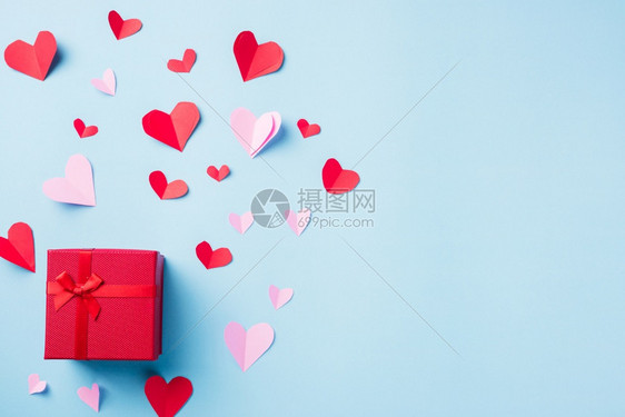 情人节的背景红礼盒明信片和纸飞翔元素红心切开在蓝色背景中孤立的贺卡爱象征图片