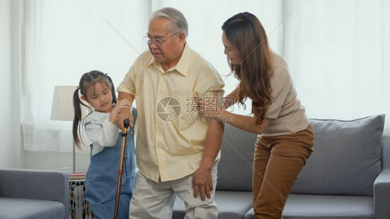 亚裔家庭女儿和孙外助老人的外图片
