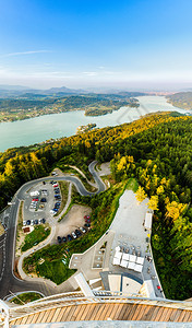 奥地利沃瑟西卡恩湖和山的全景图从Pyramidenkogel塔俯瞰该地区的Pyramidenkogellake和Klagenfu图片