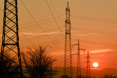 红橙色日落天空的电压站太阳低振荡地平线硅叶背景替代能源概念红橙色日落天空的电压站太阳低振荡地平线图片