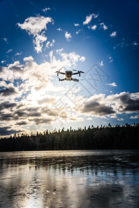 无人机在湖面上飞行图片