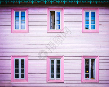 粉色木质有时髦的窗户和绿色屋顶建筑概念粉色木质有时髦的窗户和绿色屋顶图片