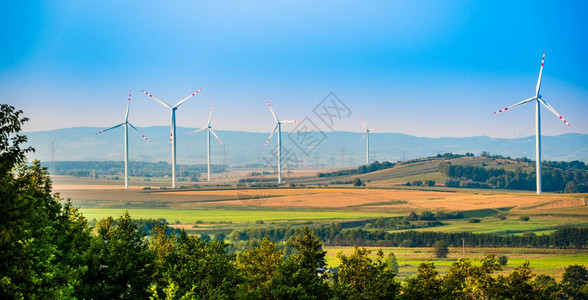 农村地区的风力涡轮机生态概念农村地区的风力涡轮机图片