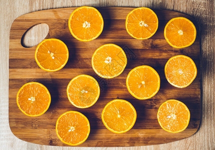 橙色背景关闭半切水果以图案方式连接在木制背景上橙色关闭半切水果图片