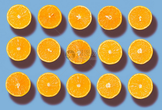 蓝色背景半切有机橙子的背景分行半切有机橙子的背景图片