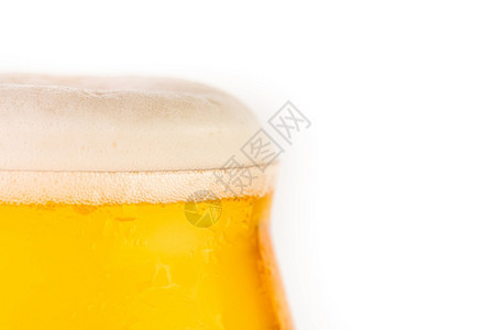 一杯冷冰冰的金色啤酒背景是白色的一杯白底啤酒背景图片