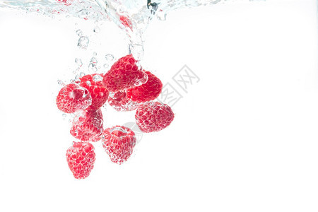 草莓随着气泡冲入清水晶中白底土上的孤立果实草莓冲入清水晶中气泡也冲入水晶清中图片