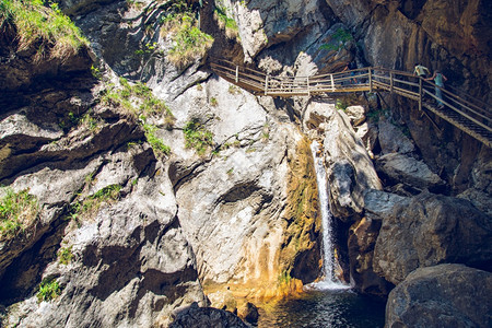 MixnitzPerneggMur奥地利施蒂里亚2017年5月8日在沿山流的瀑布路径上观察人们在木桥上走河边旅游点目的地在山上走图片