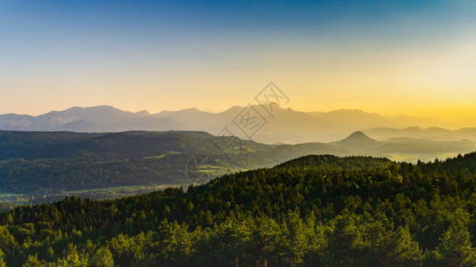 从Pyramidenkogel塔对森林和该地区的景象旅游目地KarntenAustria旅游景点图片