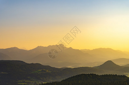 从Pyramidenkogel塔对森林和该地区的景象旅游目地KarntenAustria旅游点图片