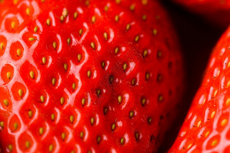 新鲜红草莓的特写细节草莓背景图片