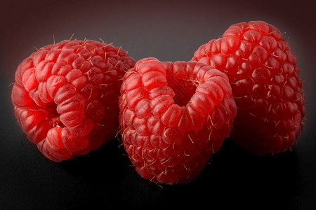 3个草莓暗底宏3个草莓图片