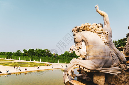 维也纳奥地利2013年4月日Schonbrunn宫殿花园喷泉马雕塑视图背景图片