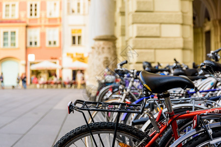 格拉茨市广场的自行车背景图片