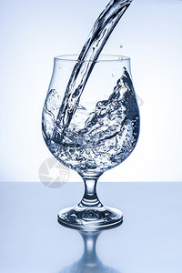 玻璃杯水蓝色的圆杯水图片