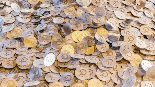 PolkaDOT金币洒在桌子上Crypto投资概念背景图片