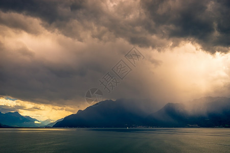 暴风雨飞越瑞士日内瓦湖图片