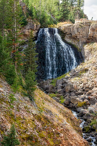 岩石瀑布位于Mammoth温泉附近的GlenCreek上方的瀑布图片