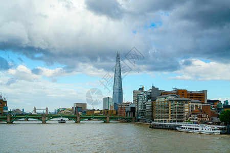 伦敦7月2日01年月日在伦敦泰晤士河南岸的建筑背景图片