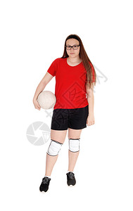 一个穿着制服的年轻少女手握着她的排球站在工作室里因白背景而孤立无援图片