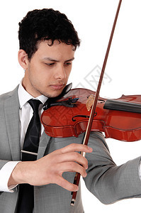一个穿着灰色西装的年轻英俊男子玩小提琴看着聚集的严肃与白背景隔绝图片