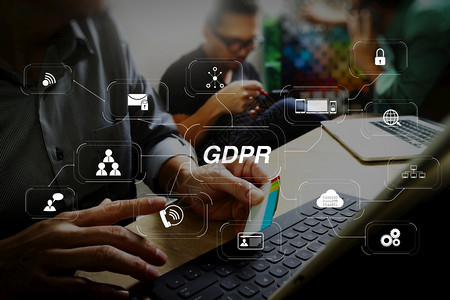 GDPR带有网络安全和隐私虚拟图的数据保护条例协同工作程序企业团队在创造办公空间工作使用数字平板电脑对接键盘和智能手机笔记本电脑图片