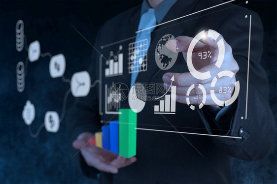 商业分析概念的数据管理系统DMS与主要业绩指标KPI和虚拟计算机营销分析信息合作的商人图片