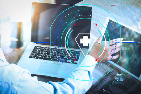 使用现代数字平板电脑和手提的医生使用智能电话作为医疗网络概念图片