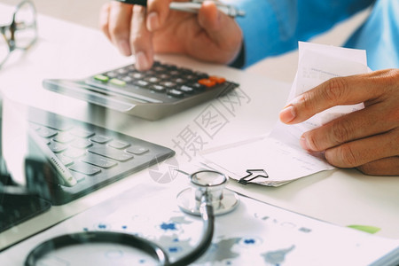 保健费用和概念智能医生用计算器现代医院的疗费用图片