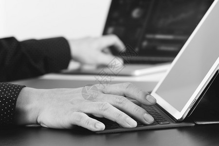 在现代办公室黑白使用笔记本电脑和数字对接键盘平板电脑图片