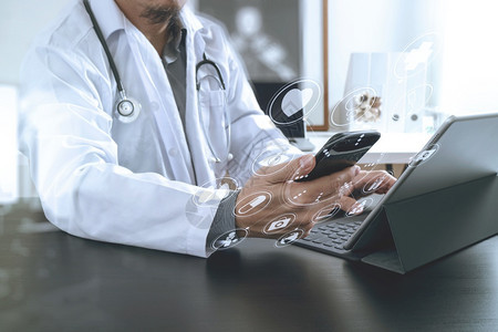 医疗技术概念生在院现代办公室使用智能电话听诊器和数字平板电脑并使用虚拟数字图示图片