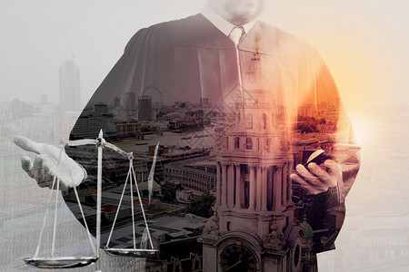 使用智能电话均衡规模的法庭中男官伦敦市图片