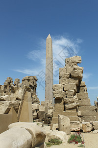 埃及卢克索卡纳寺的古老废墟和方尖石图片