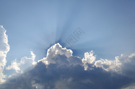 云和阳光的天自然背景图片