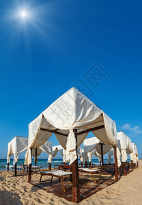 豪华海滩帐篷在阳光明媚的天堂白沙滩上图片