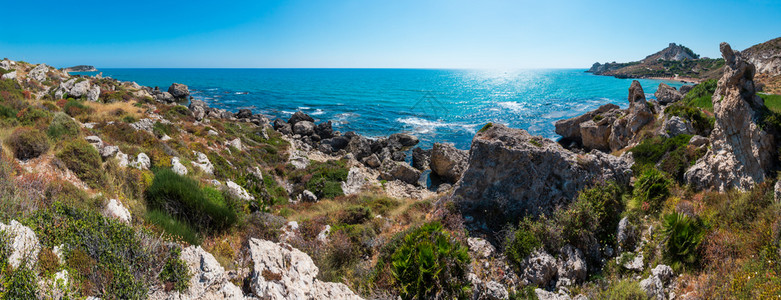 天堂海滩卡拉帕拉迪索和卡拉德雷附近的罗卡迪圣尼古拉，阿格里根托，西西里岛，意大利。三缝合高分辨率全景。图片
