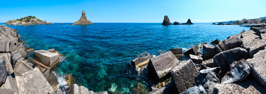 独眼巨人海岸的拉谢岛和AciTrezza镇意大利西里卡塔尼亚以北10公里的独眼巨人群岛称为IsolesDeiCiclopiFar图片