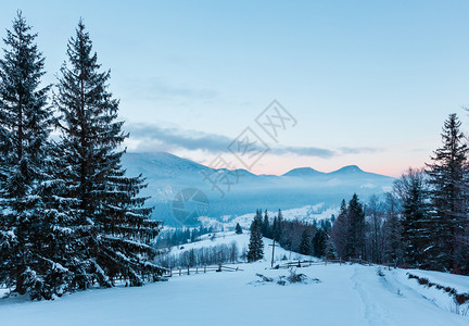 黑切雷莫什河谷Betwenalp的冬季山村郊区日出图片