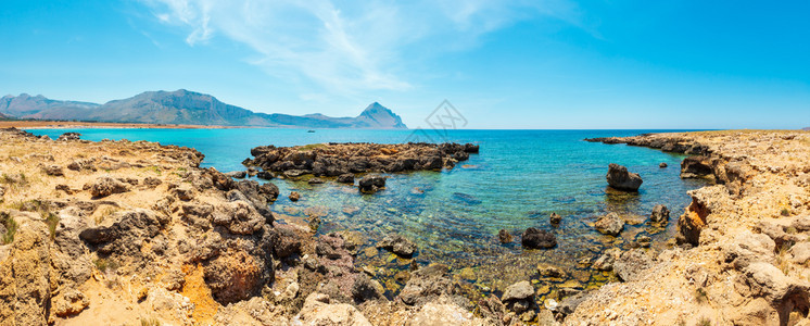 蔚蓝的提尔黑海风景如画的岩石湾蒙特科法诺山和圣玛格丽塔海滩景观马卡里圣维托罗卡波地区西西里岛意大利人是不可辨认的图片